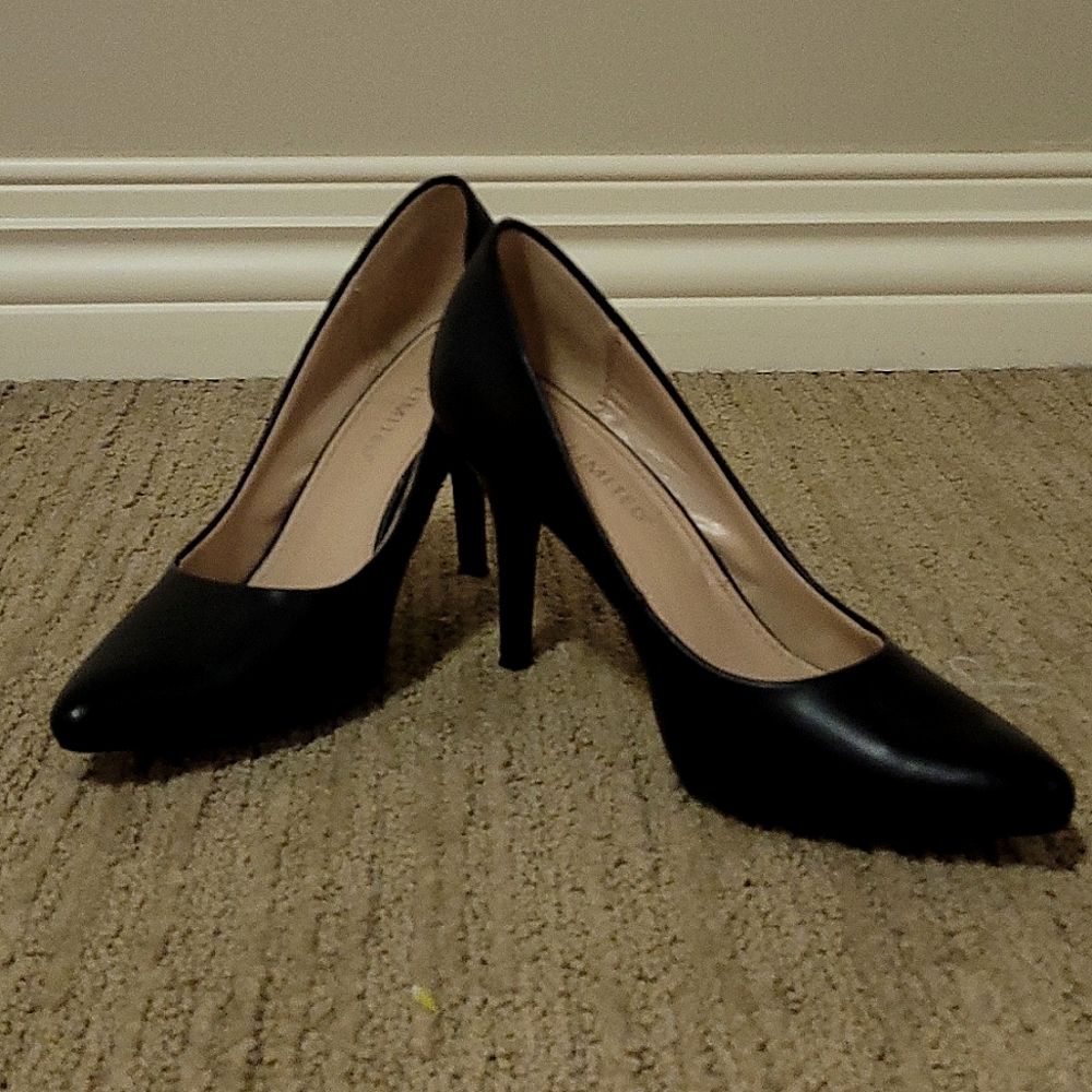 Black Pumps